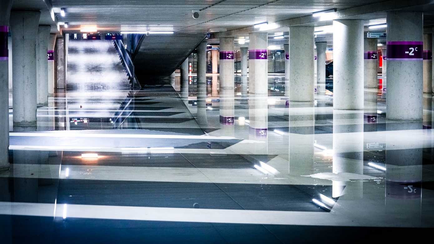 Video: Parkeergarage Citadel onder water door defecte vlotter in sprinklerinstallatie