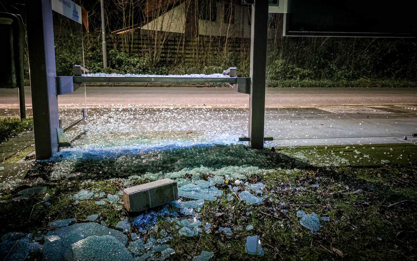 Ramen van meerdere bushokjes vernield in Assen