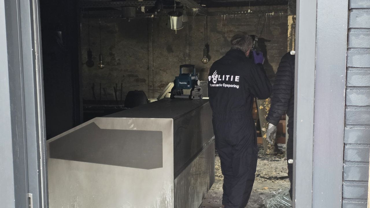 IJssalon door brandstichting verwoest; politie doet sporenonderzoek