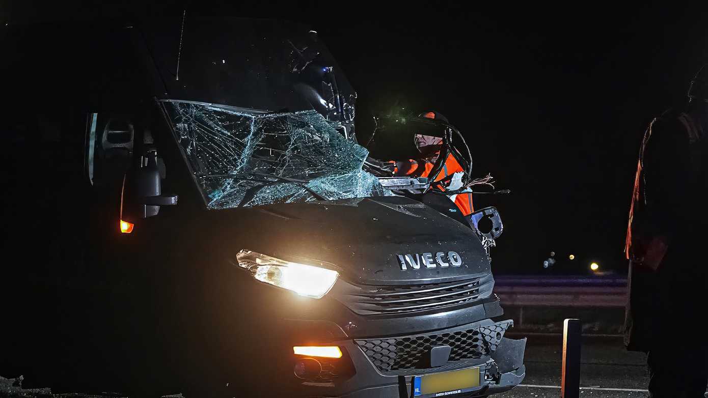 Gewonde bij botsing tussen bestelbus en vrachtwagen op A28