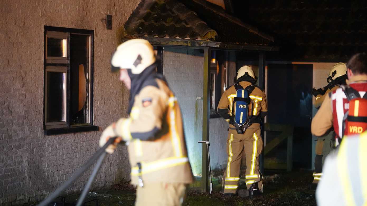 Brandweer in actie voor meerdere brandhaarden in leegstaand pand aan Graswijk