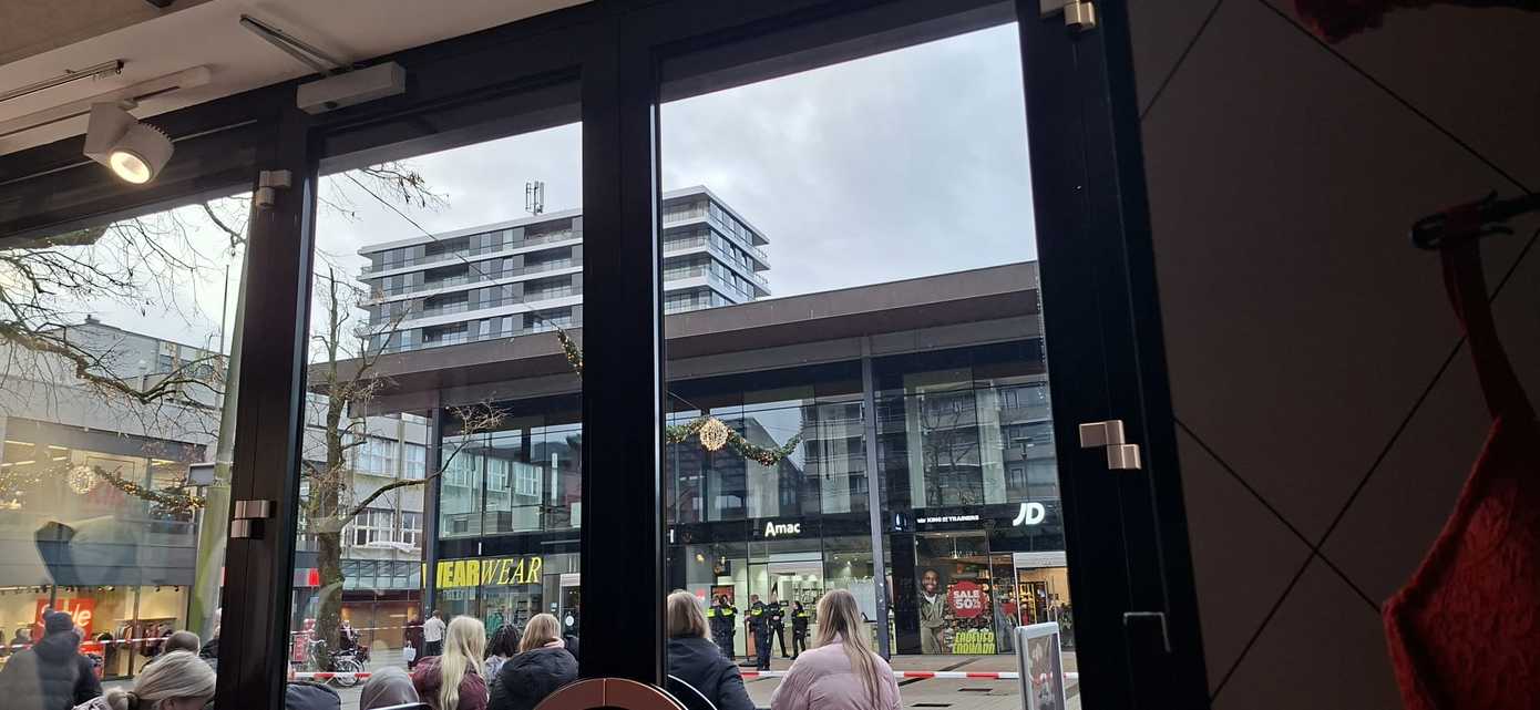 Binnenstad Emmen afgezet na mogelijke gijzeling in Amac-winkel