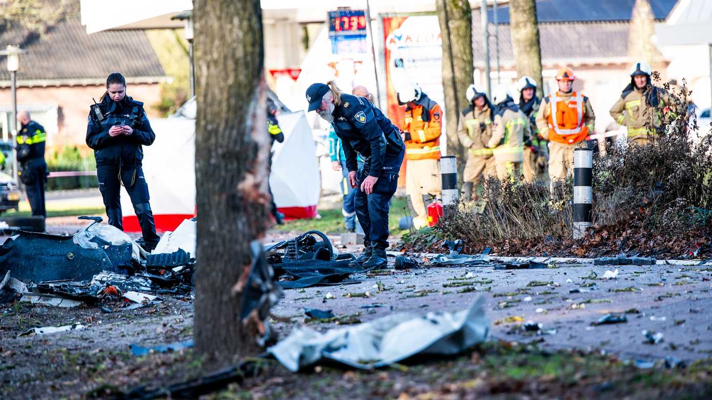 Dode en gewonde bij zwaar ongeval: Tesla breekt doormidden na botsing tegen boom
