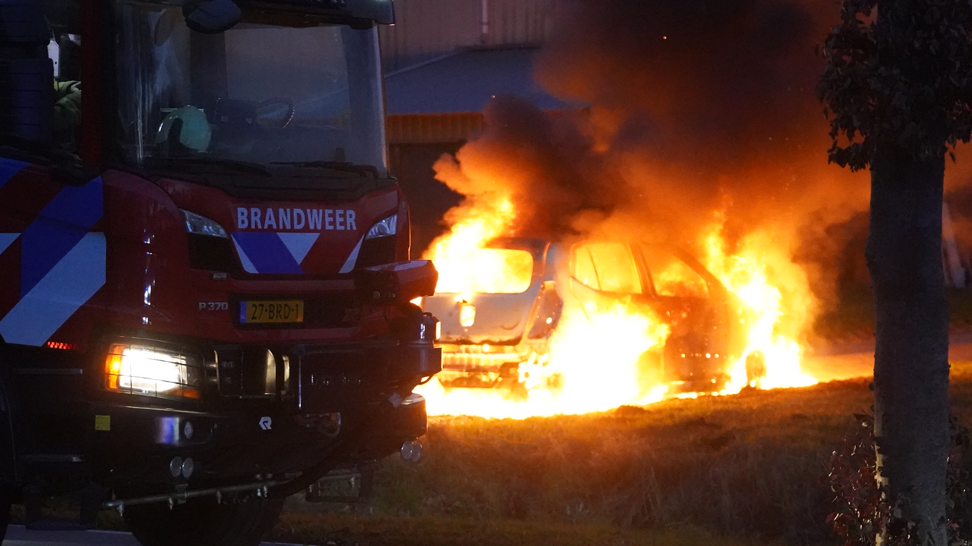 Auto vliegt in brand tijdens het rijden bij Ubbena