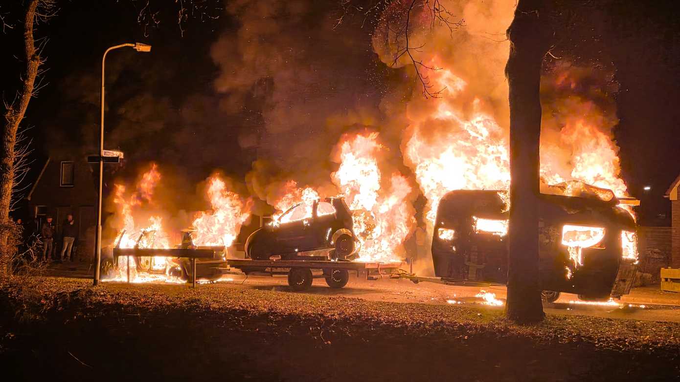 Grote vlammenzee in Smilde: twee auto's, aanhanger en caravan gaan in vlammen op