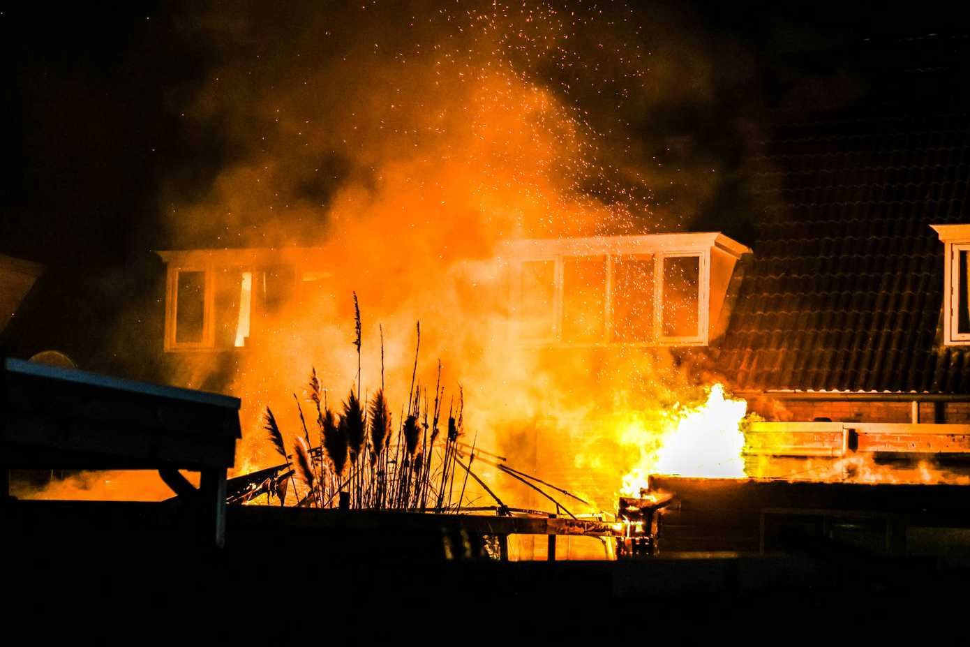 Grote brand in Hoogeveen: meerdere woningen ontruimd