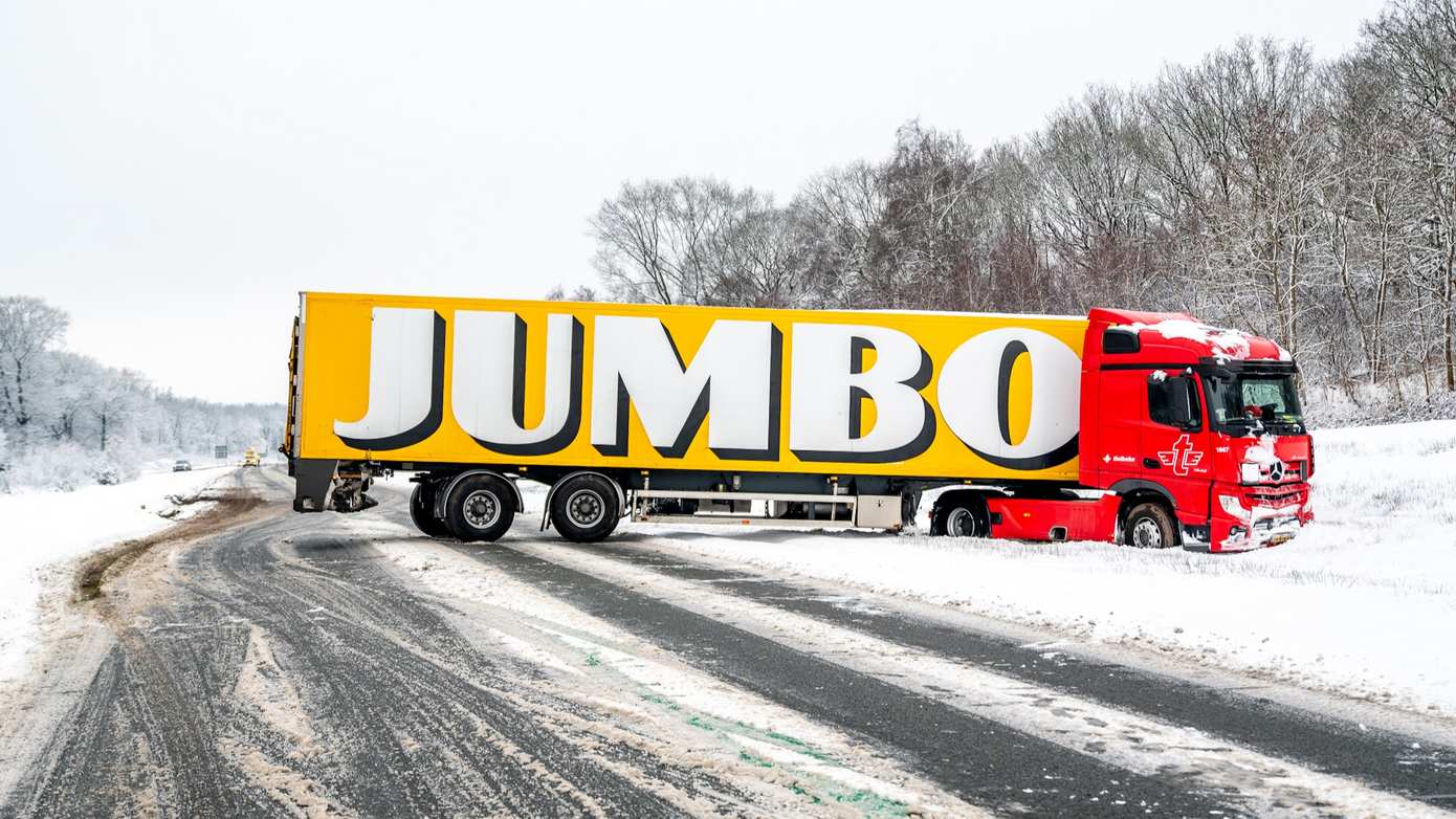 N381 dicht vanwege geschaarde vrachtwagen