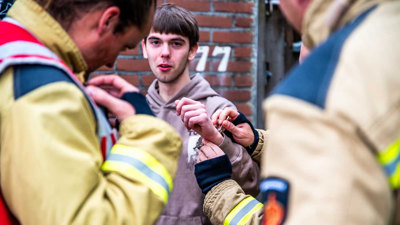 Video: Brandweer bevrijdt jongen uit handboeien in Emmen