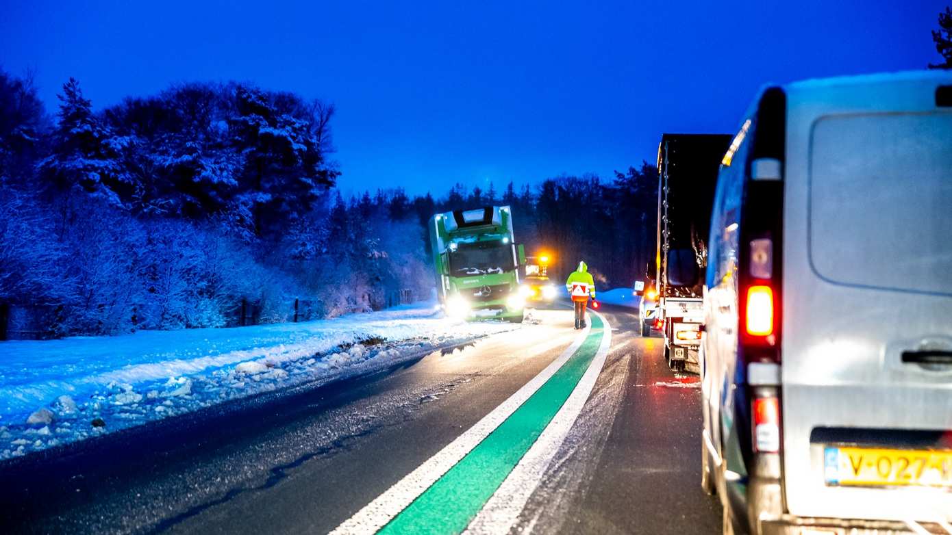 Vrachtwagen vast in berm door gladheid op N381