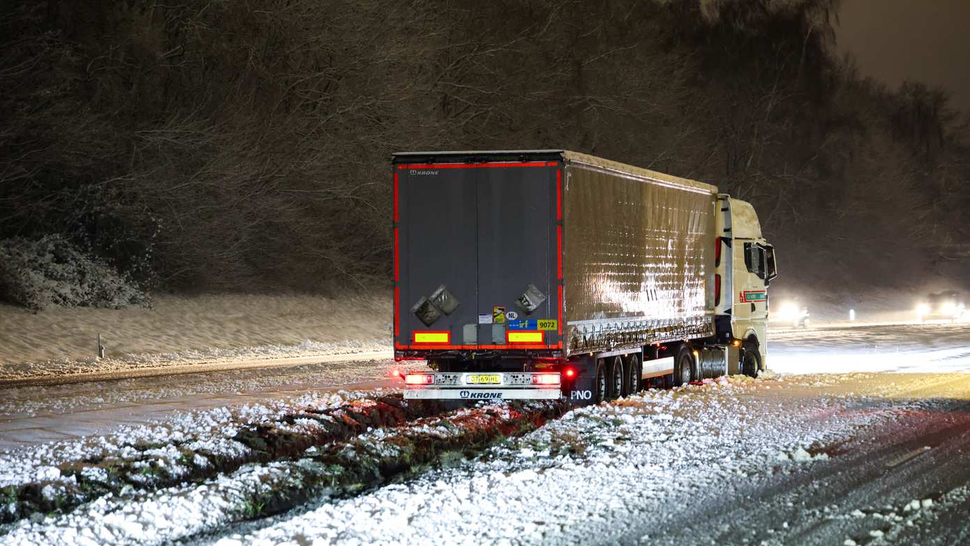 Vrachtwagen glijdt van de weg door gladheid in Emmen