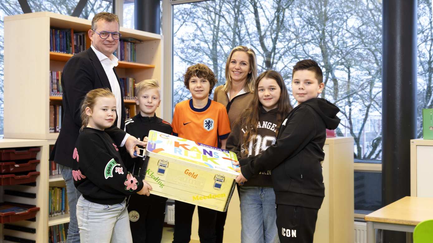 Basisschool De Banier in Zwartemeer start als eerste met nieuwe leskist over armoede