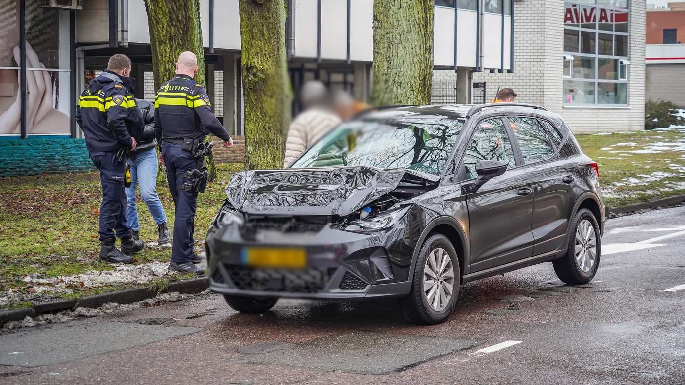 Veel schade na ongeval tussen auto en vrachtwagen in Emmen