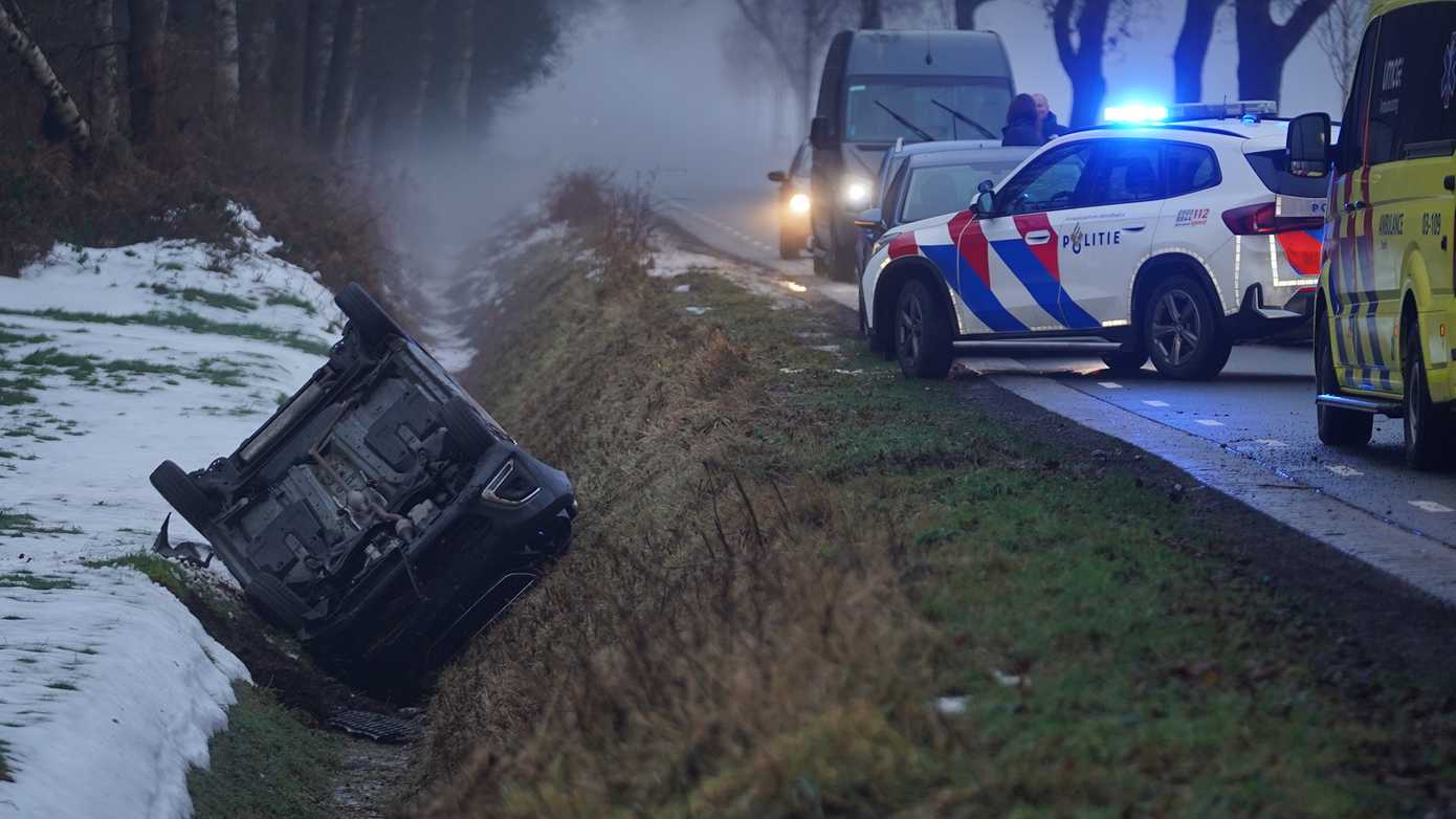 Auto botst tegen boom en belandt op de kop in de sloot