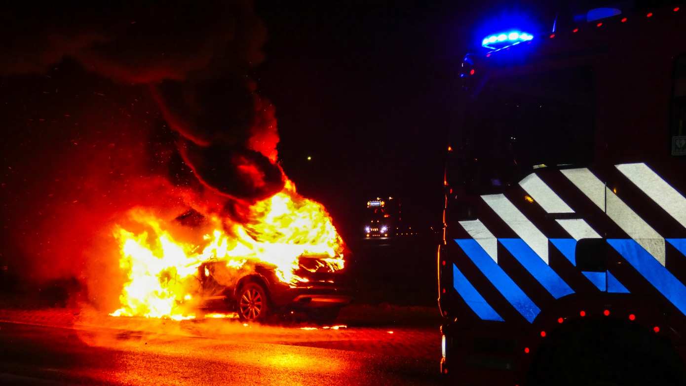 Auto vliegt in brand tijdens het rijden op N855