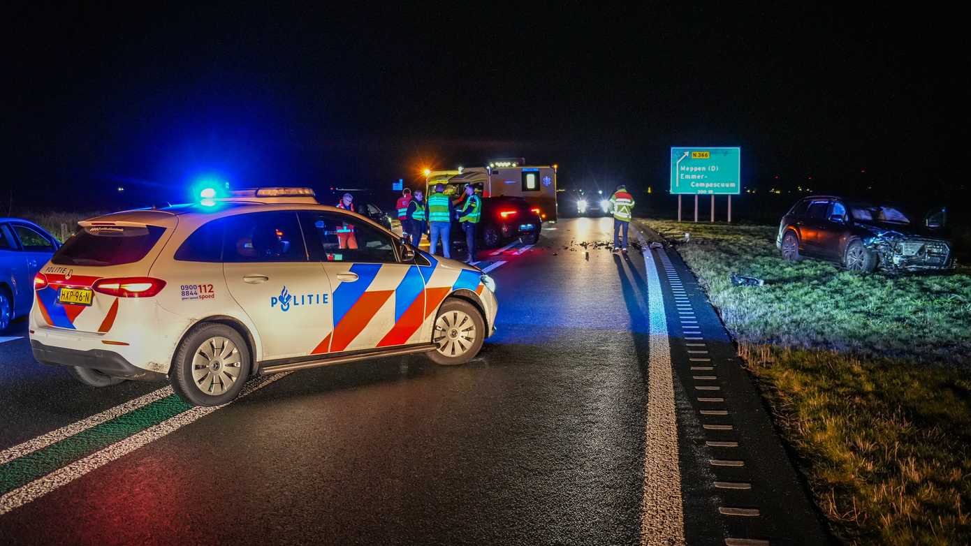 Twee auto's flink beschadigd door frontale aanrijding