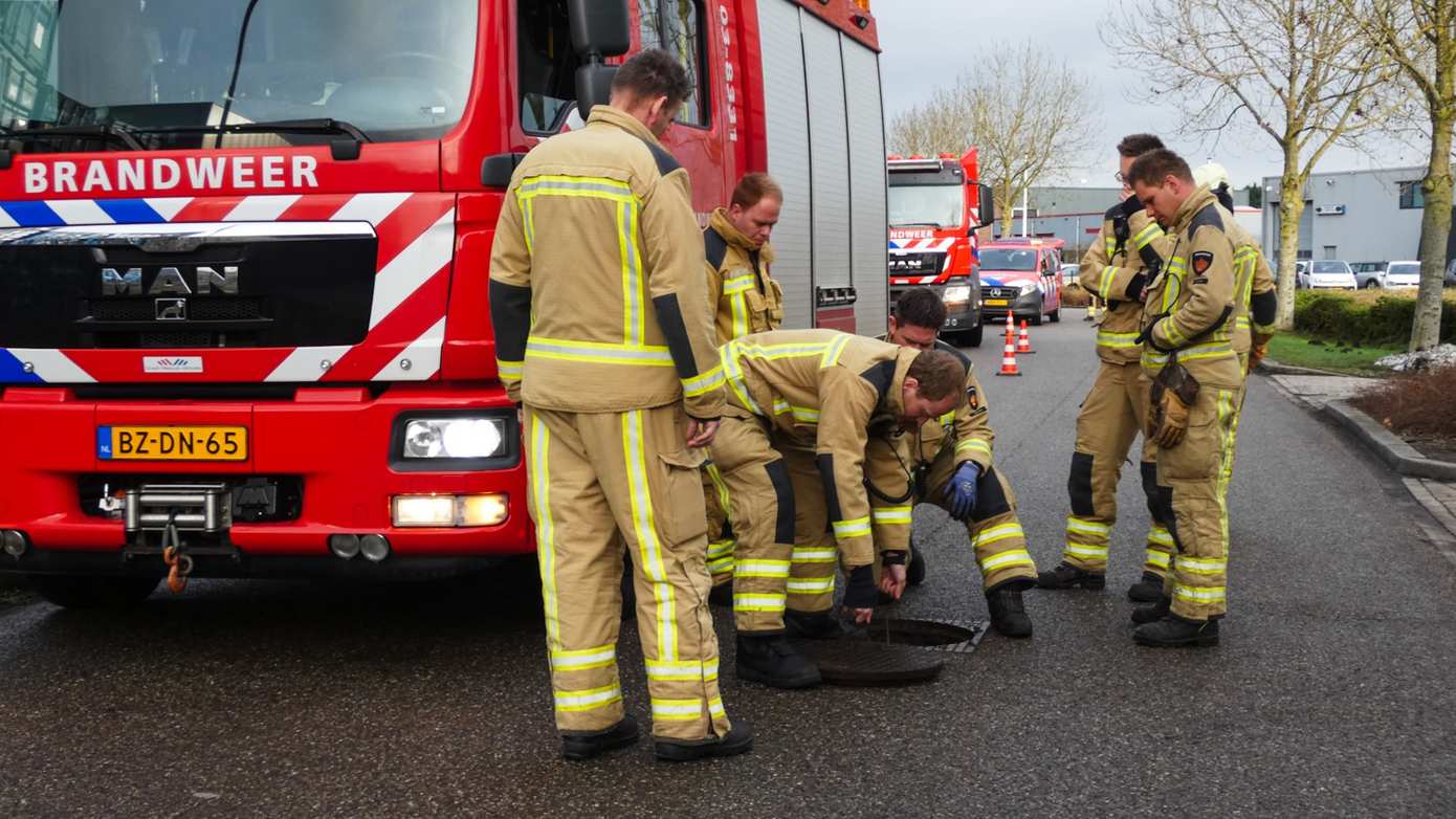 Brandweer ontruimt bedrijfspand in Beilen na melding van vreemde geur