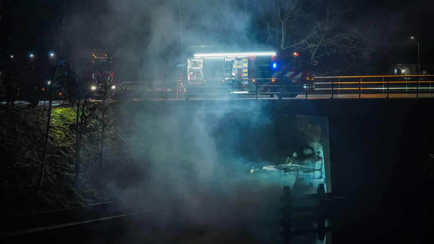 Forse knallen gehoord bij uitslaande brand in bootje