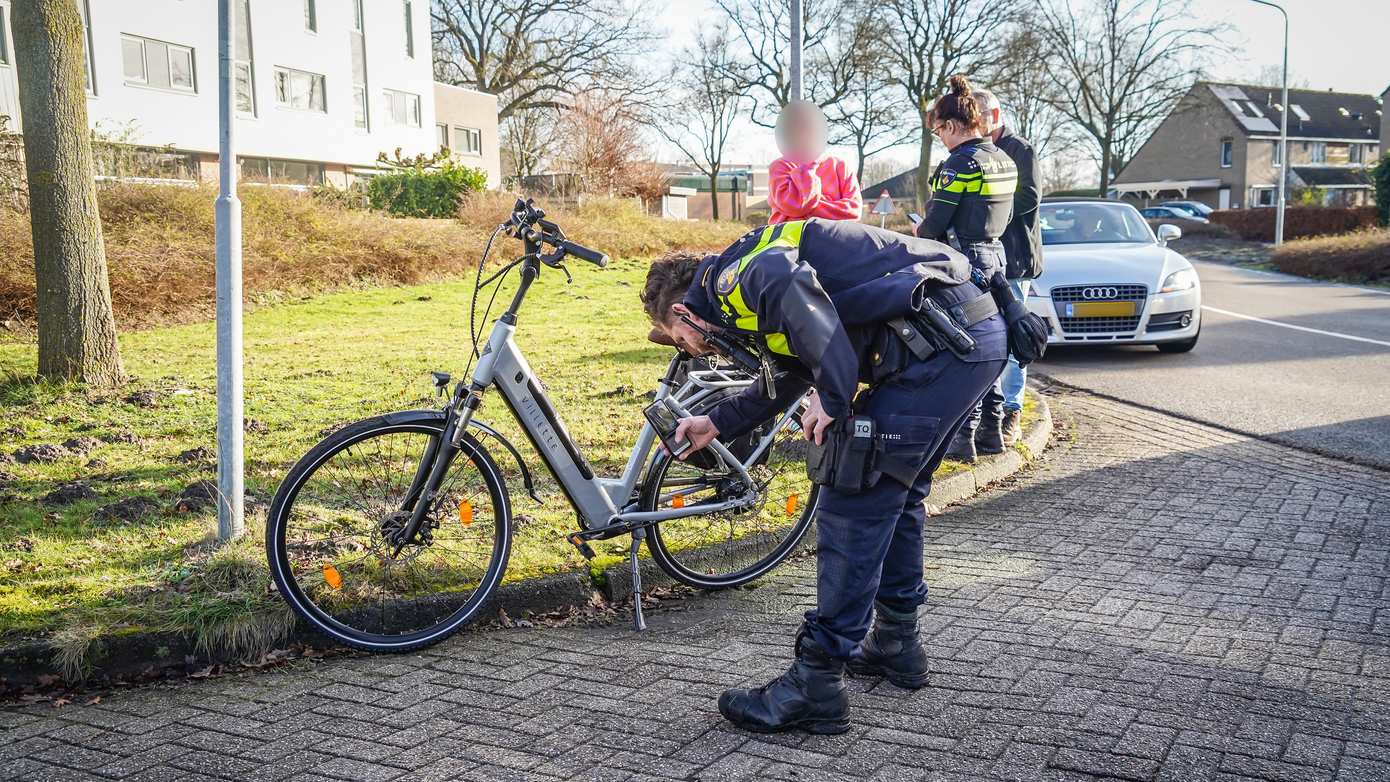 Fietser gewond na botsing met auto in Emmen