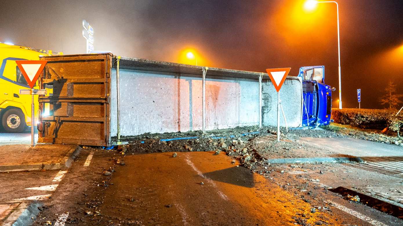 Rotonde in Borger urenlang afgesloten vanwege gekantelde bietenwagen