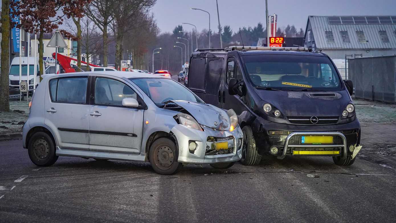 Flinke schade bij aanrijding tussen auto en bestelbus