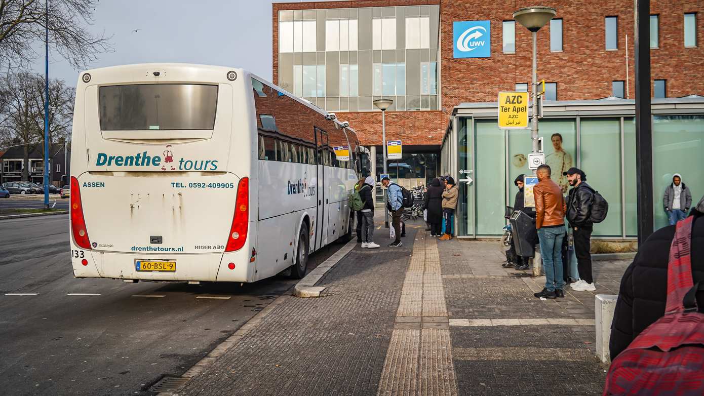 Buschauffeur van pendelbus Emmen-Ter Apel bedreigd door passagiers; chauffeur laat bus staan