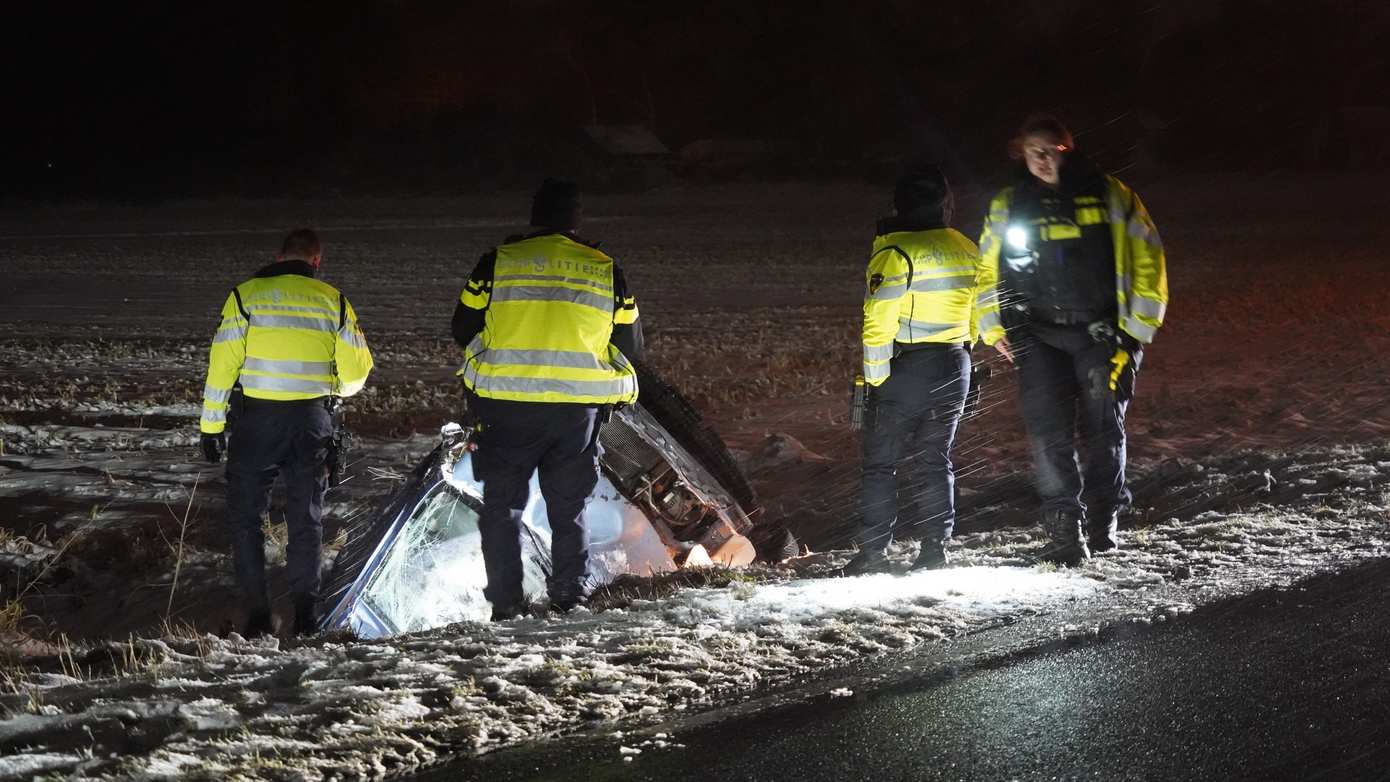 Automobilist door brandweer uit auto gehaald na eenzijdig ongeval