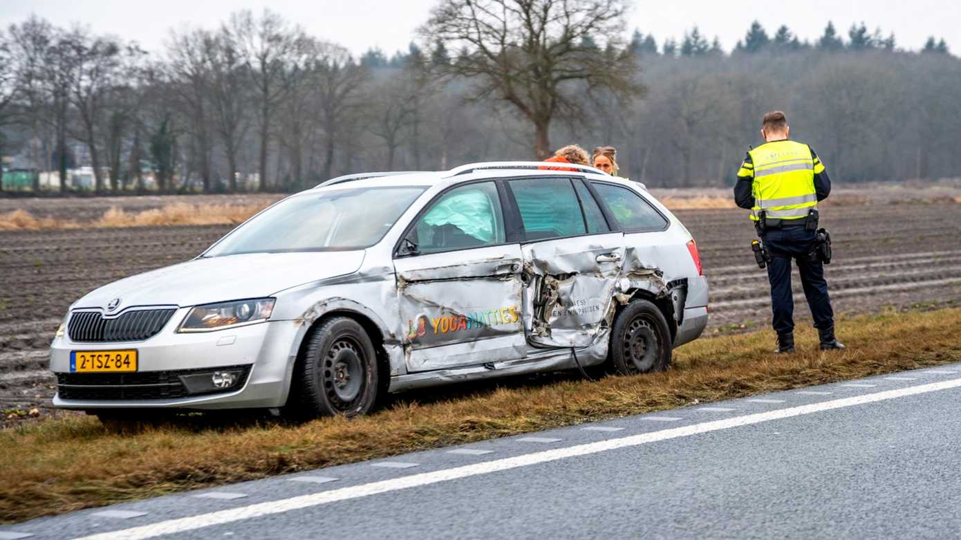 Ongeluk tussen vrachtwagen en auto op N381 bij Hoogersmilde