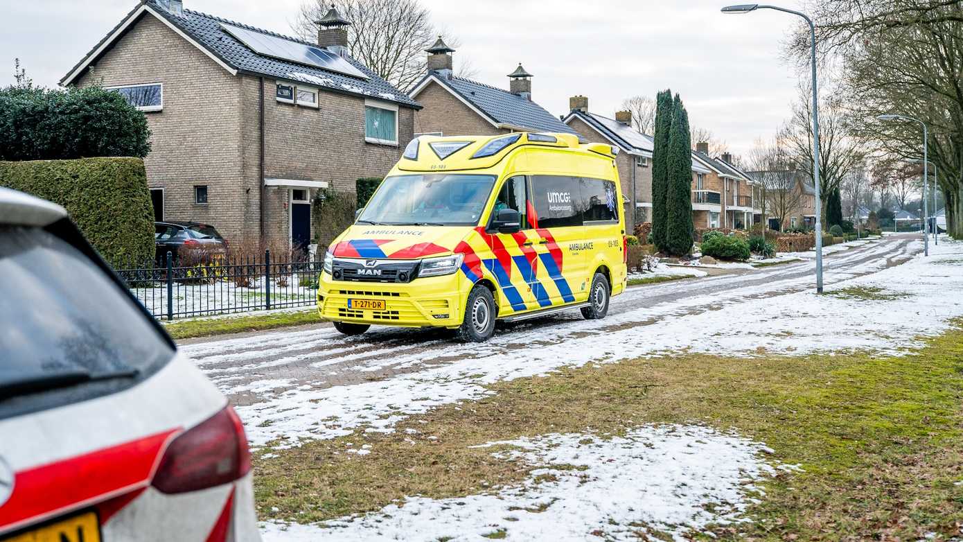 Fietser gewond door valpartij op gladde weg in Rolde