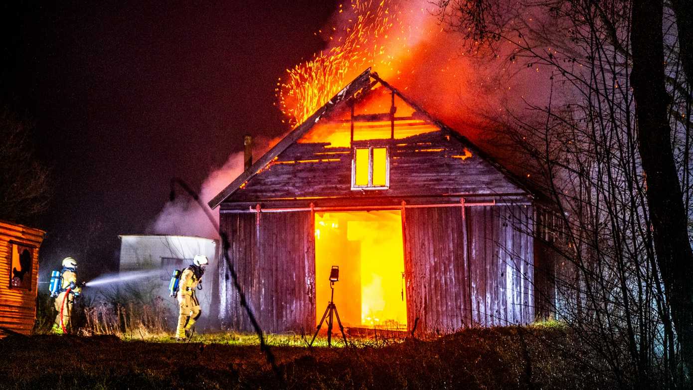 Video: Uitslaande brand verwoest schuur in Hooghalen