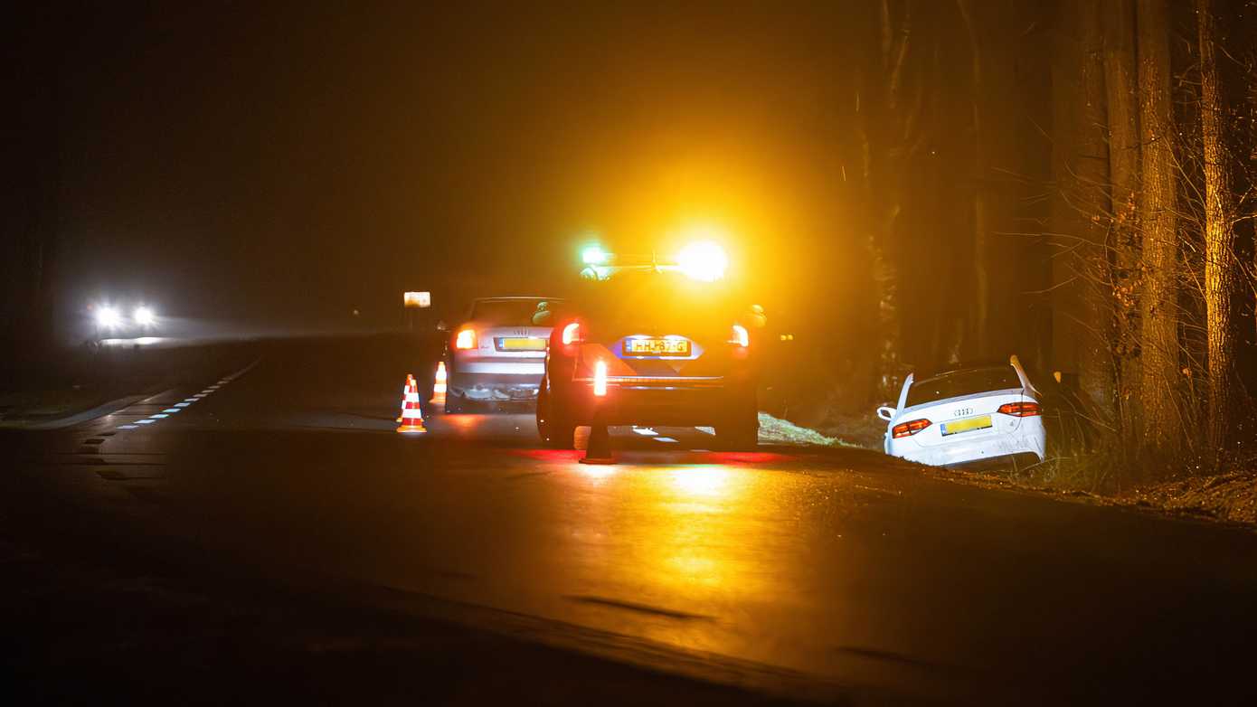 Auto raakt van de weg en belandt in greppel