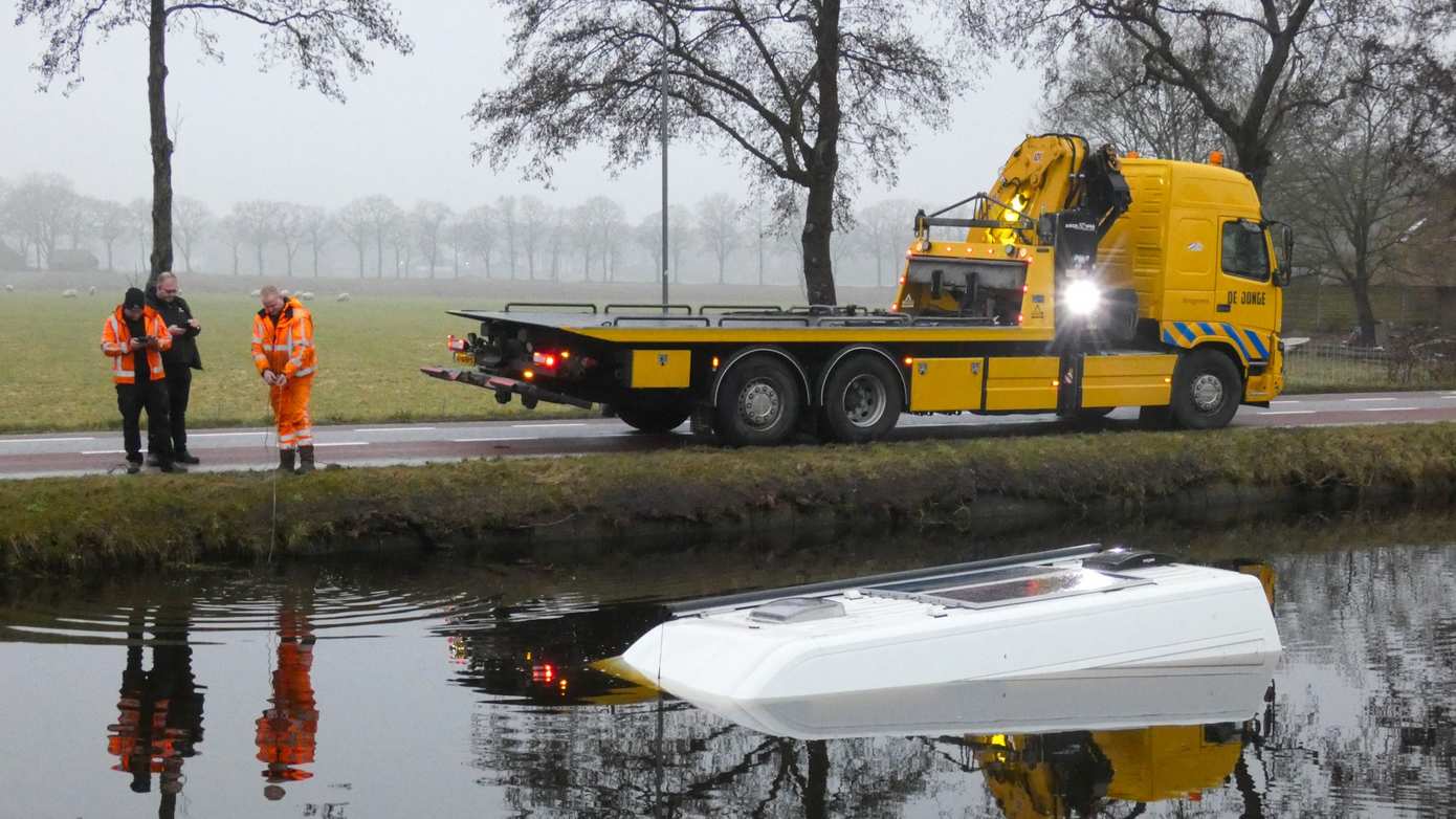 Camper raakt te water na uitwijken voor ander voertuig