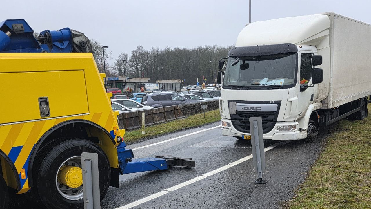 Vertraging op N34 door vrachtwagen met klapband