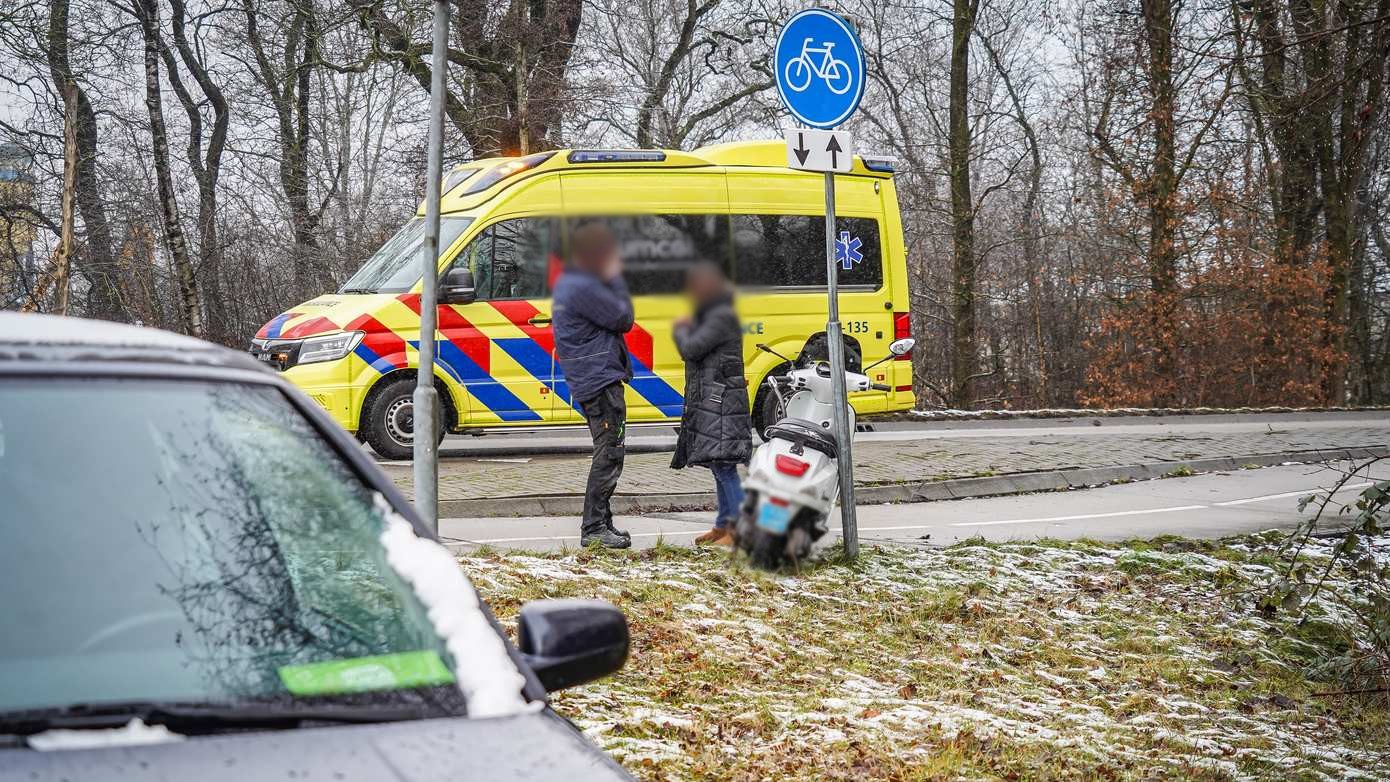 Scooterrijder gewond na botsing met auto in Emmen