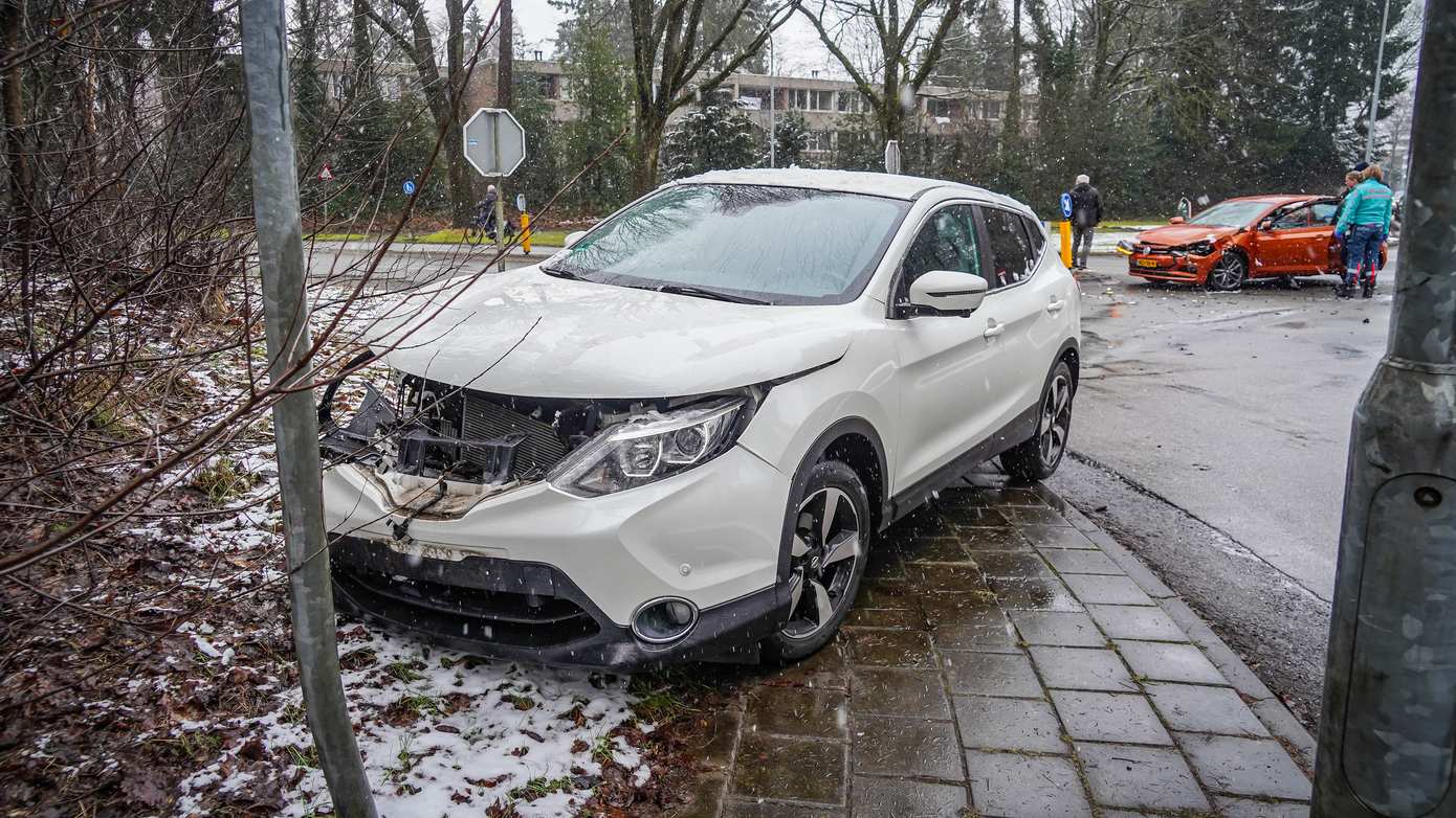 Gewonde na ongeval met twee auto's op kruising in Emmen