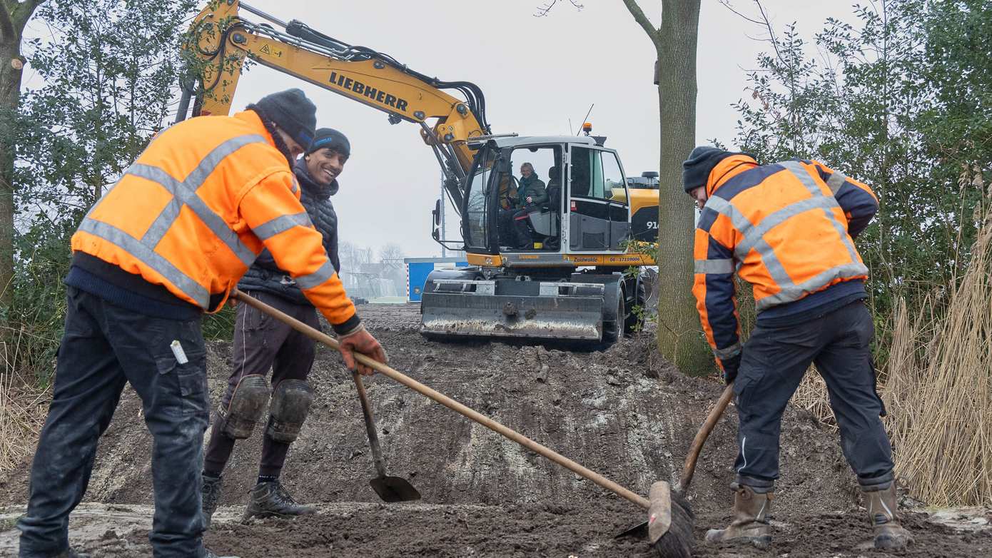 Wethouder Hempen start bouw sociale huurwoningen Koekange