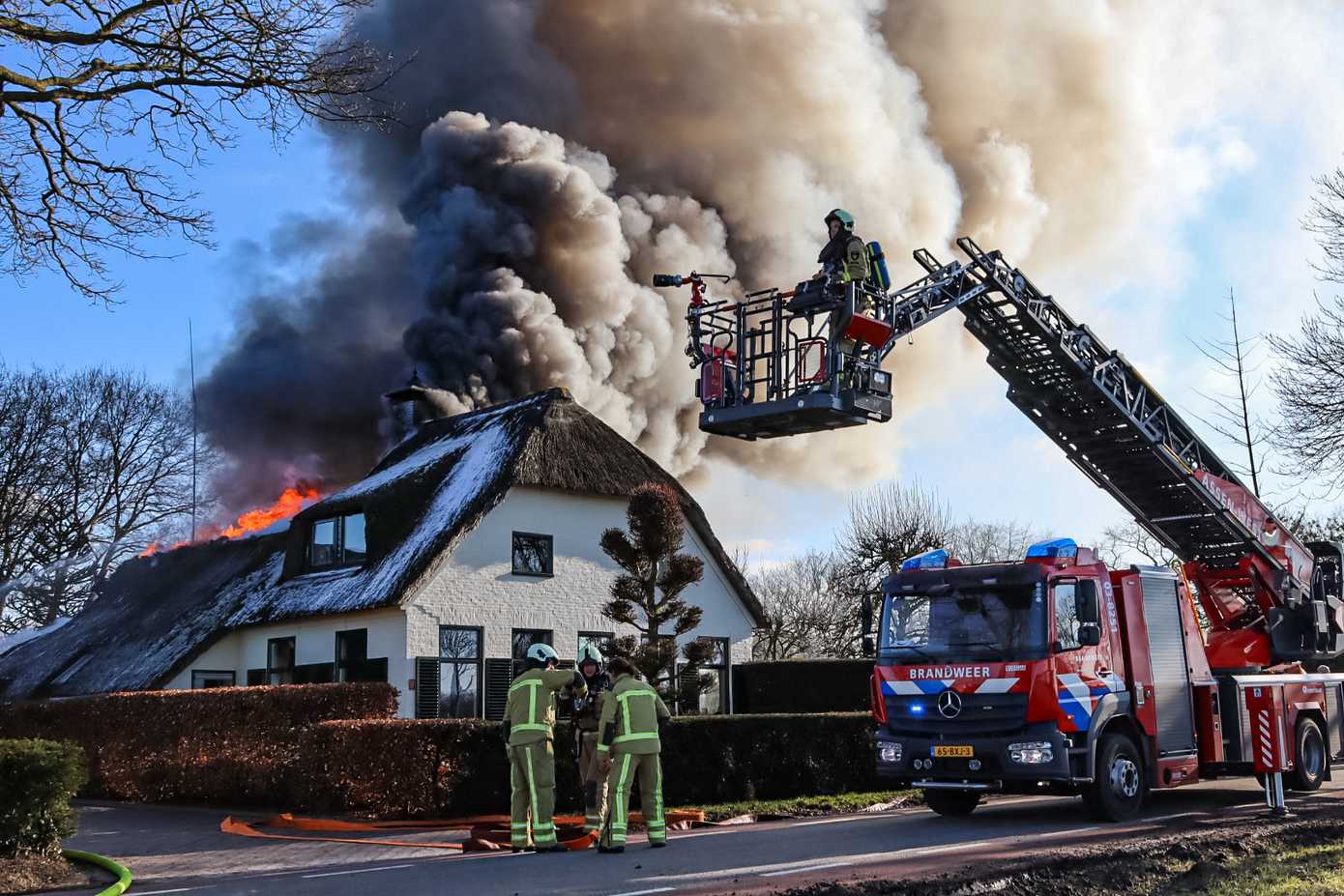 Grote uitslaande brand in woonboerderij