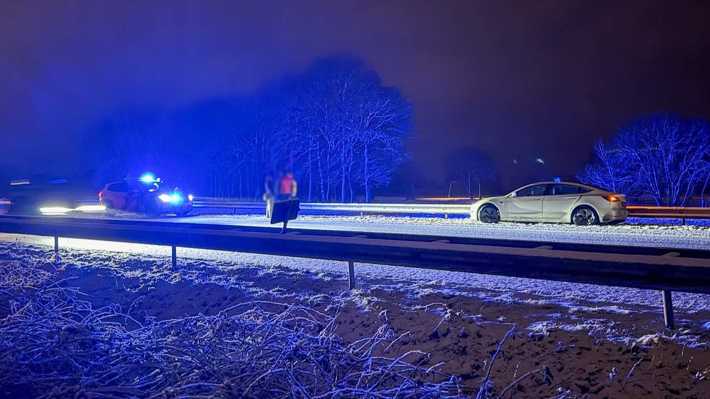 Auto slipt tegen middengeleider op besneeuwde A28