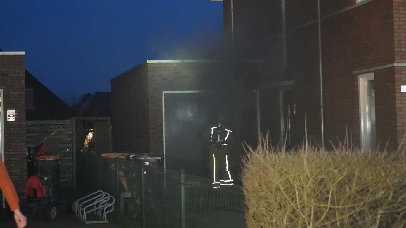 Veel rook bij forse woningbrand in Eelderwolde