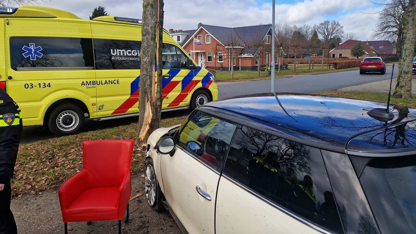 Automobilist rijdt boom doormidden na eenzijdig ongeval bij Drouwen
