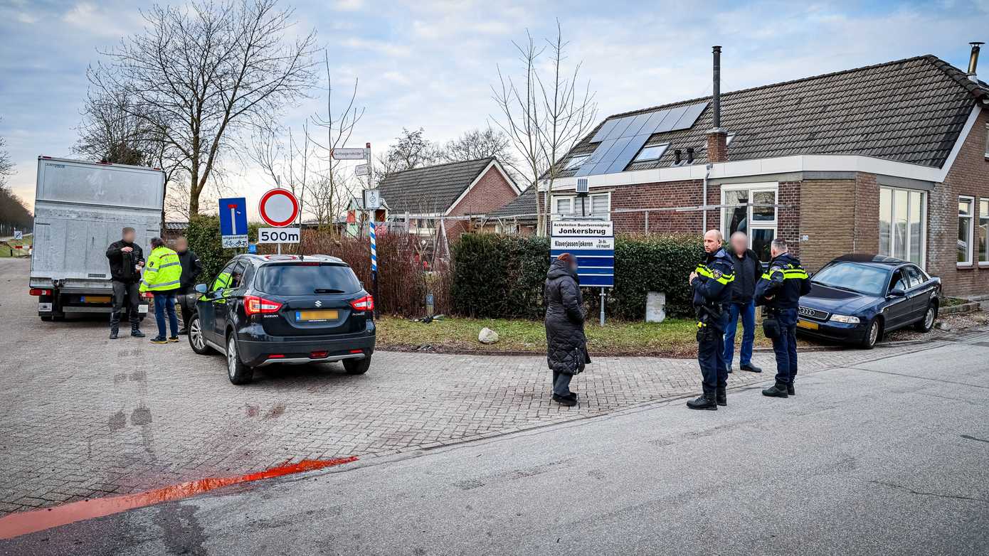 Bakwagen en auto botsen op elkaar in Smilde