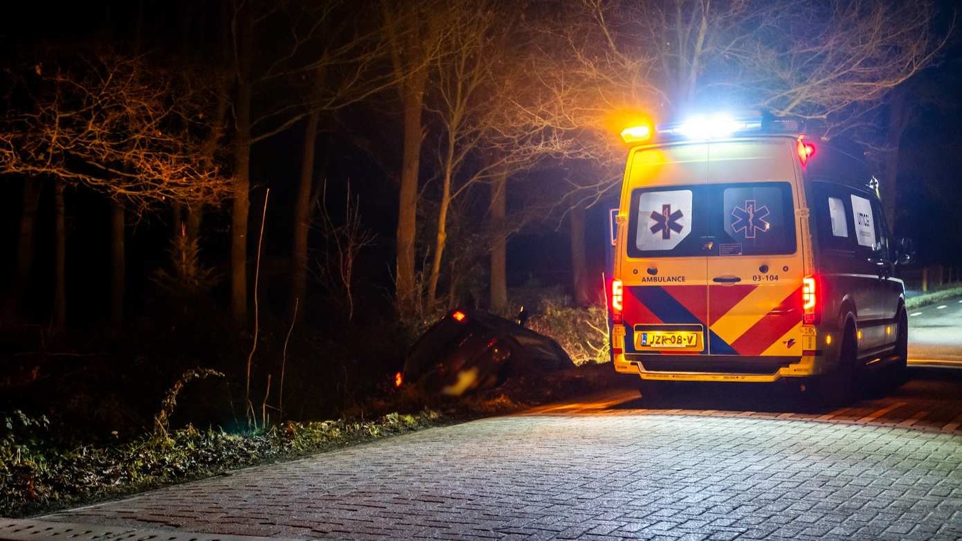 Auto belandt in sloot langs Hoofdweg bij Peest