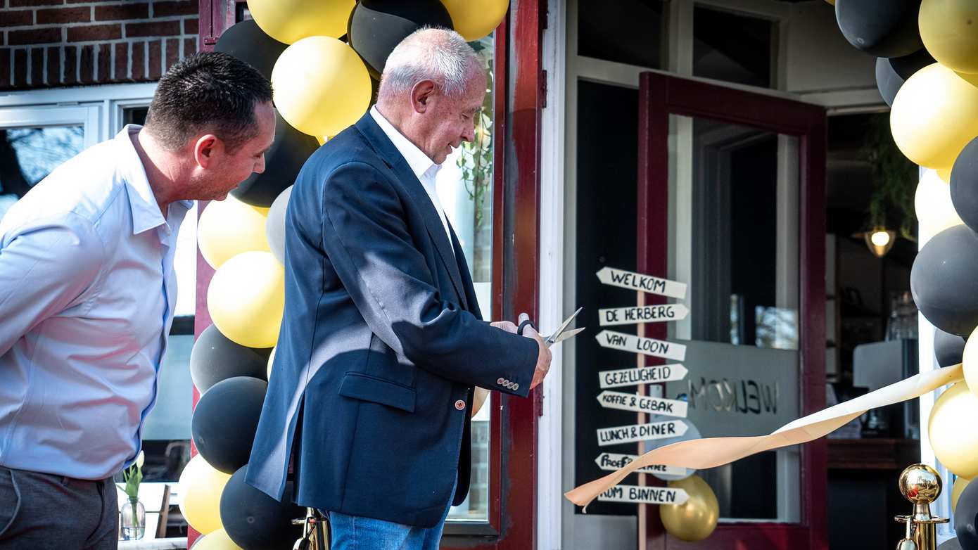 Herberg van Loon na grote verbouwing officieel geopend door wethouder Albert Smit