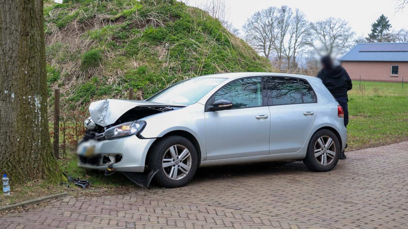 Bestuurster aangehouden voor rijden onder invloed van drugs na botsing met boom