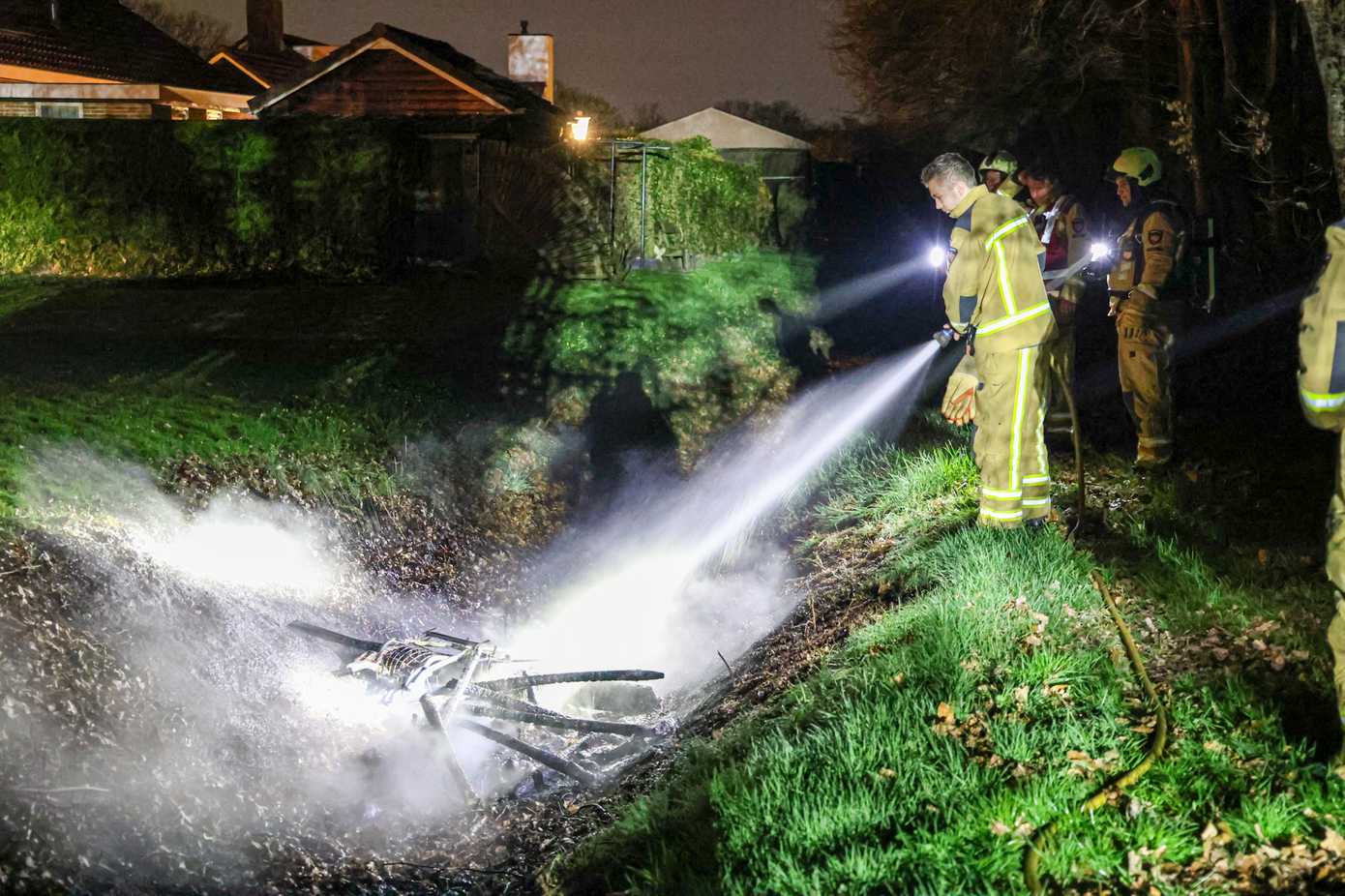 Bult met hout in sloot door brandweer snel geblust