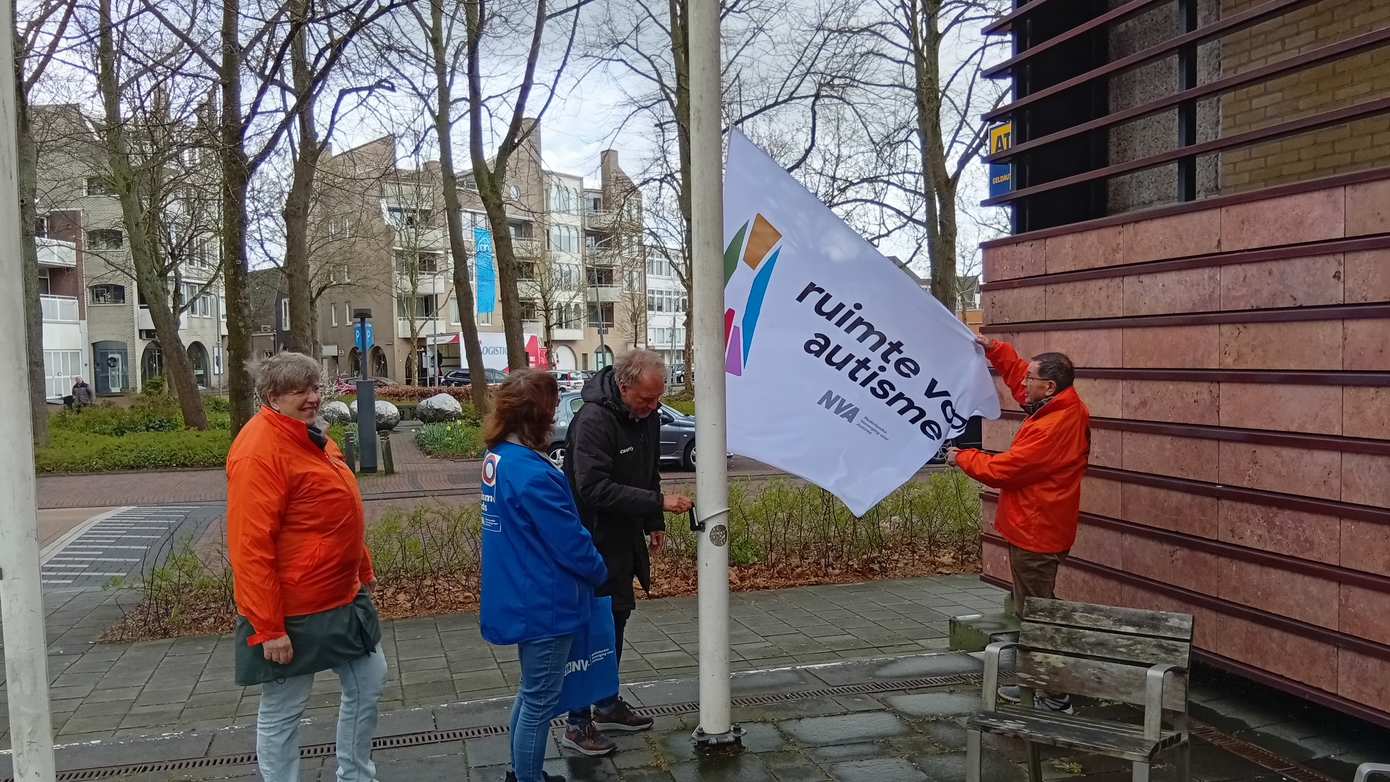 Gemeente Meppel hijst vlag tijdens Autismeweek voor inclusieve samenleving