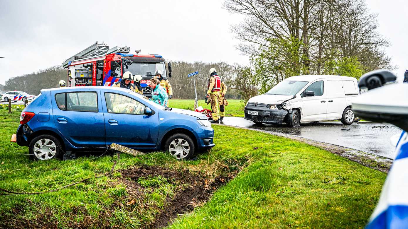 Gewonde bij botsing tussen auto en bestelbus