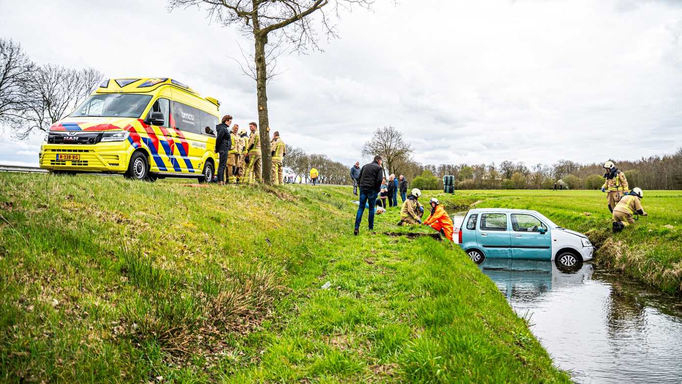 Vrouw en hondje uit auto in het water langs N371 gered