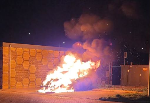 Auto volledig uitgebrand op parkeerplaats in Hoogeveen