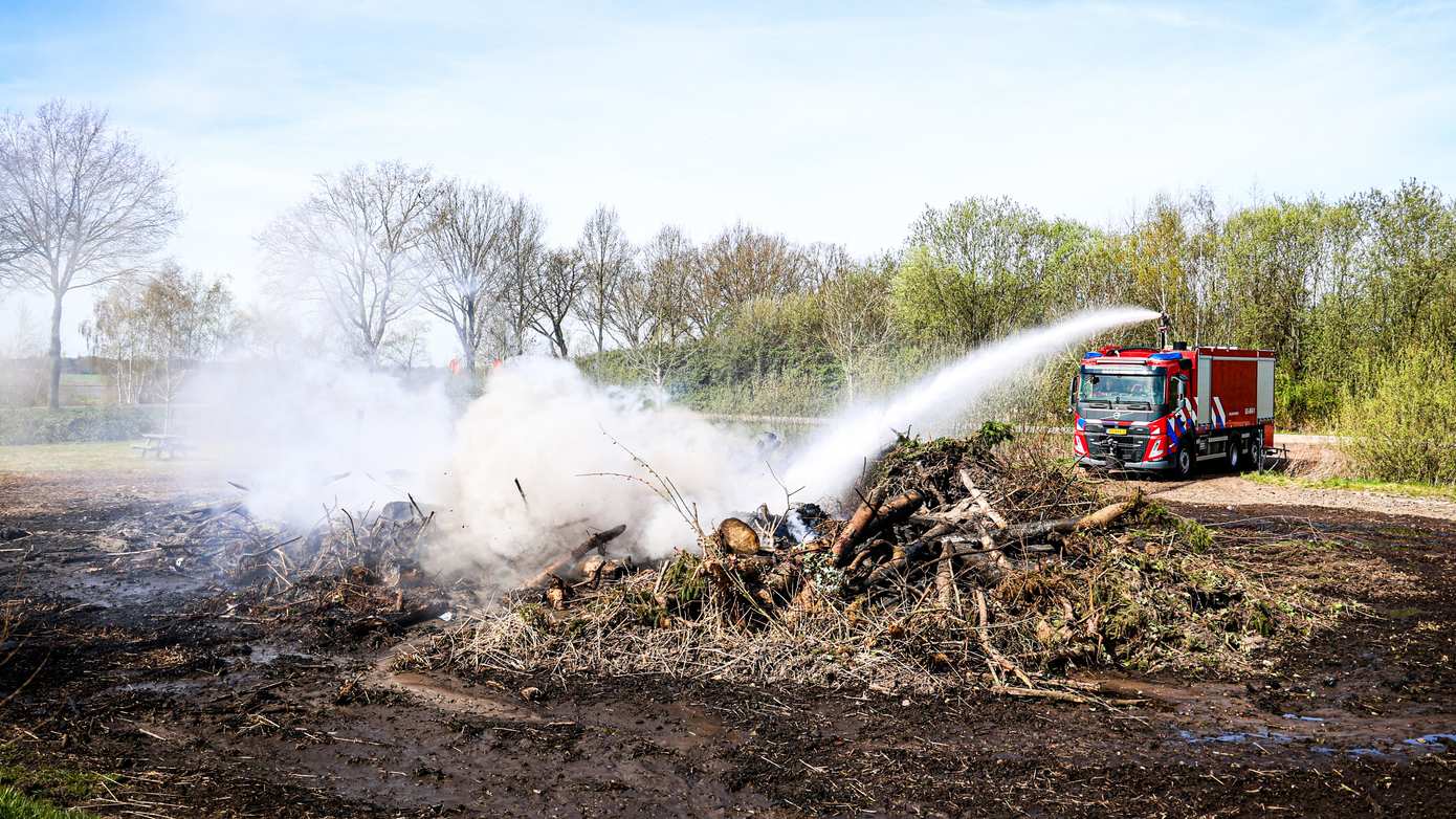 Brandweer voor tweede keer naar brandende compostbult in Nieuw-Dordrecht