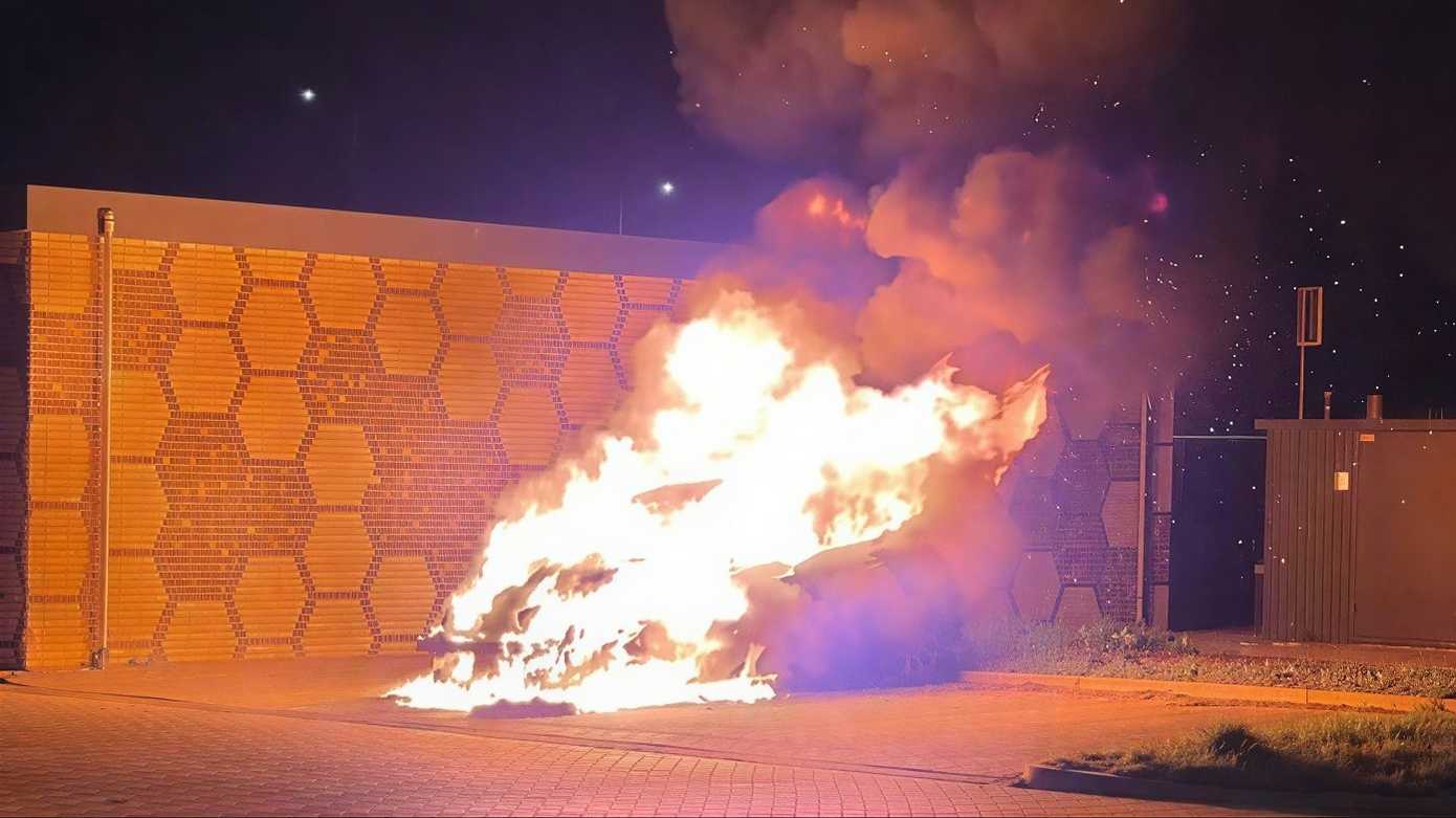 Autobrand Hoogeveen mogelijk aangestoken: politie zoekt getuigen